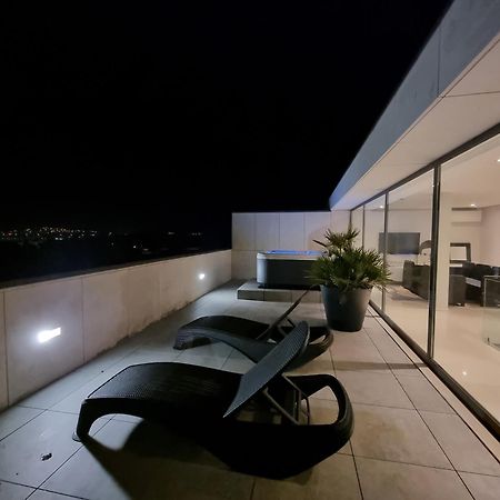 River Town View - Luxury Apartment With Jacuzzi On Terrace 비아나도카스텔로 외부 사진