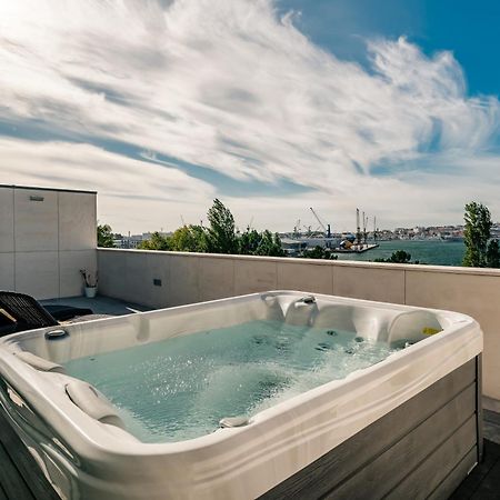 River Town View - Luxury Apartment With Jacuzzi On Terrace 비아나도카스텔로 외부 사진