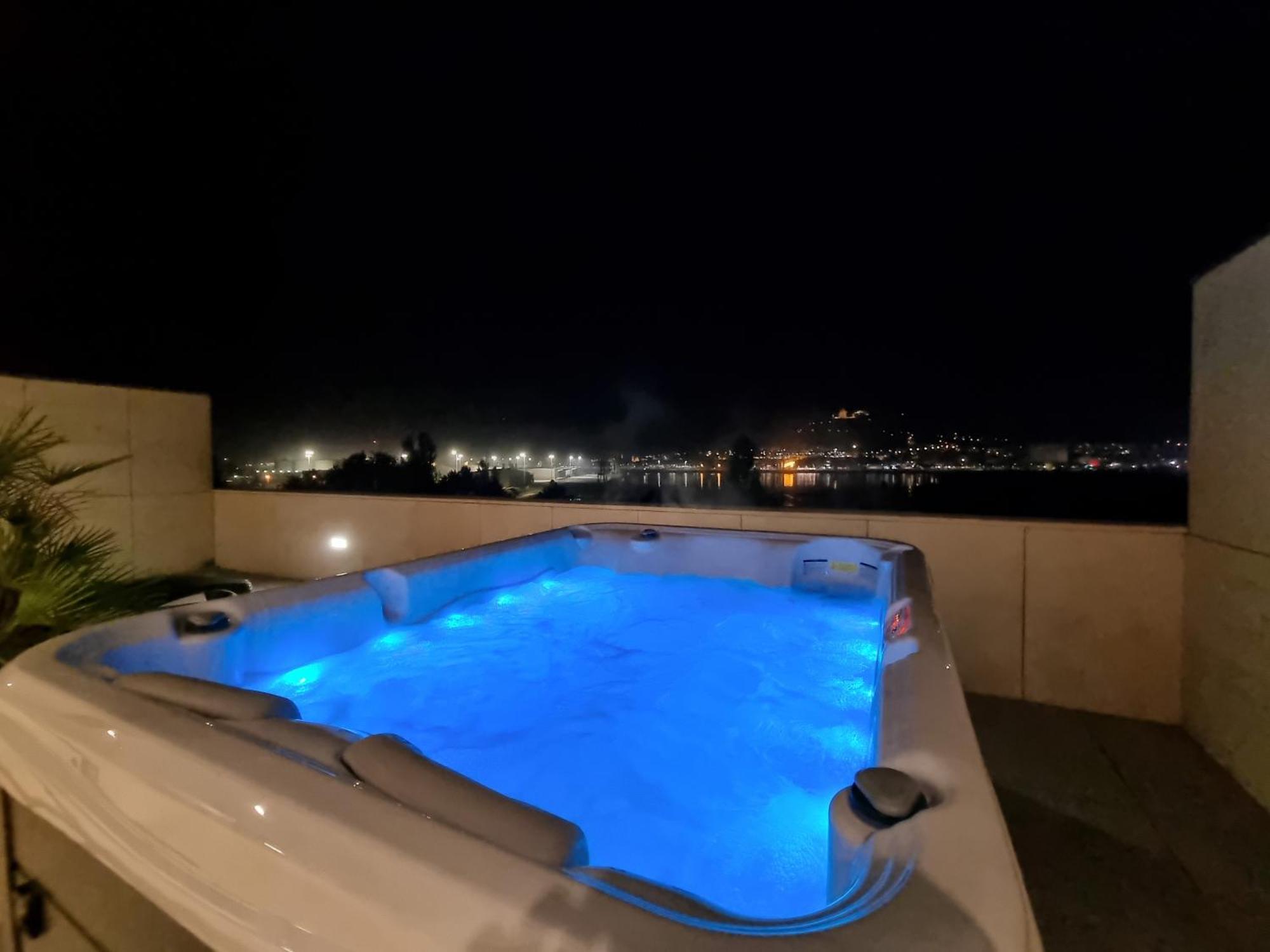 River Town View - Luxury Apartment With Jacuzzi On Terrace 비아나도카스텔로 외부 사진