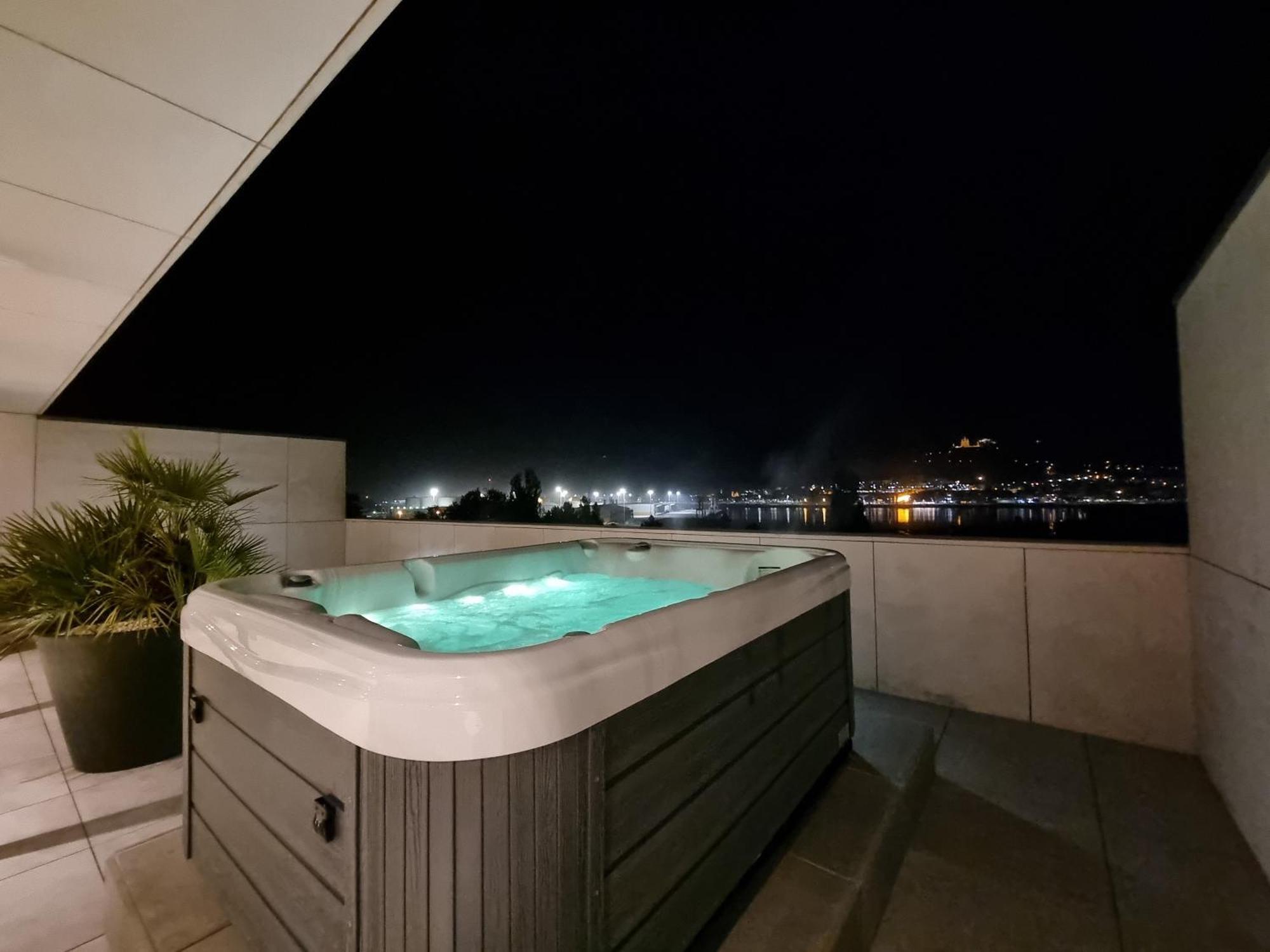 River Town View - Luxury Apartment With Jacuzzi On Terrace 비아나도카스텔로 외부 사진