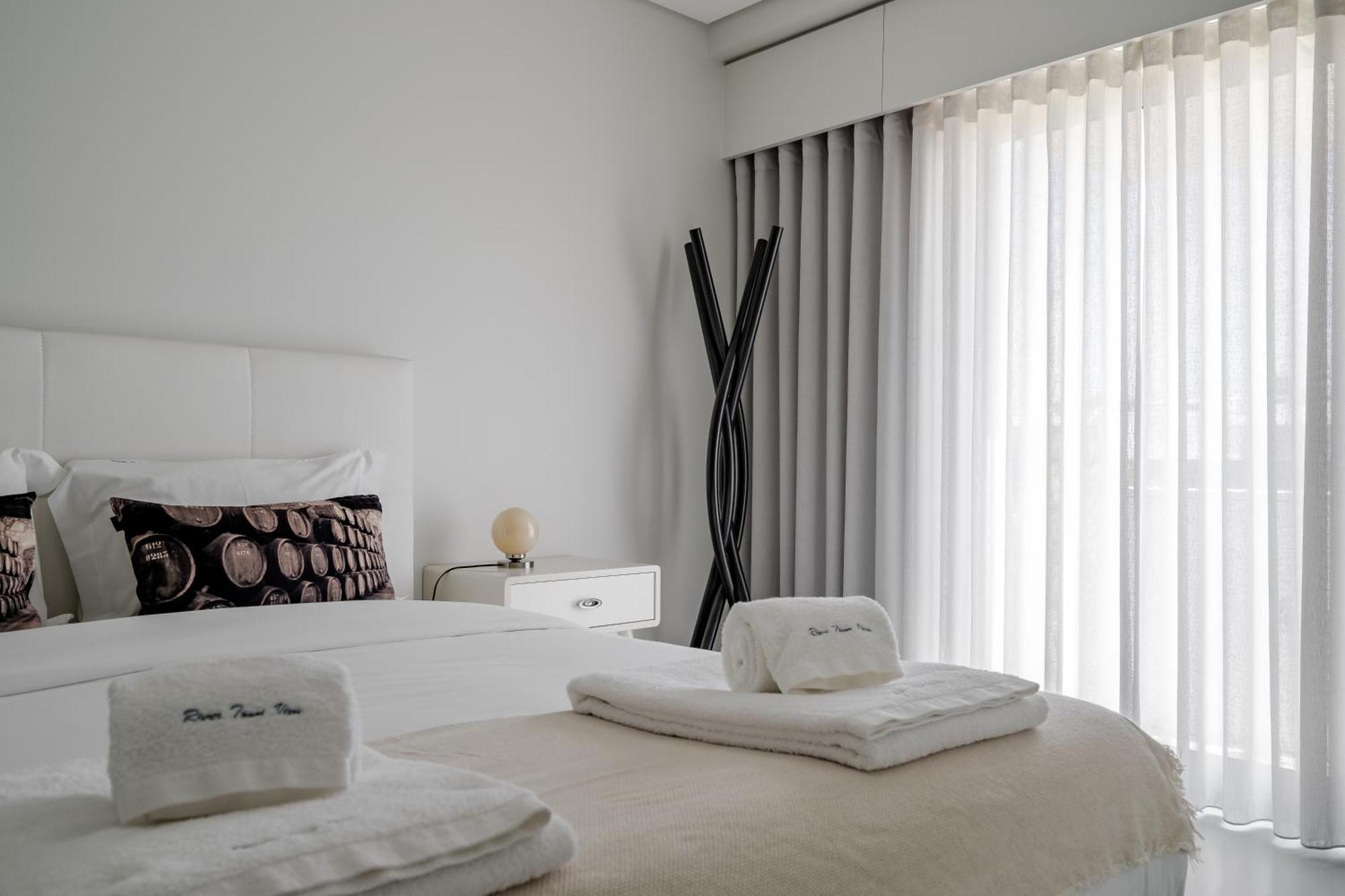 River Town View - Luxury Apartment With Jacuzzi On Terrace 비아나도카스텔로 외부 사진