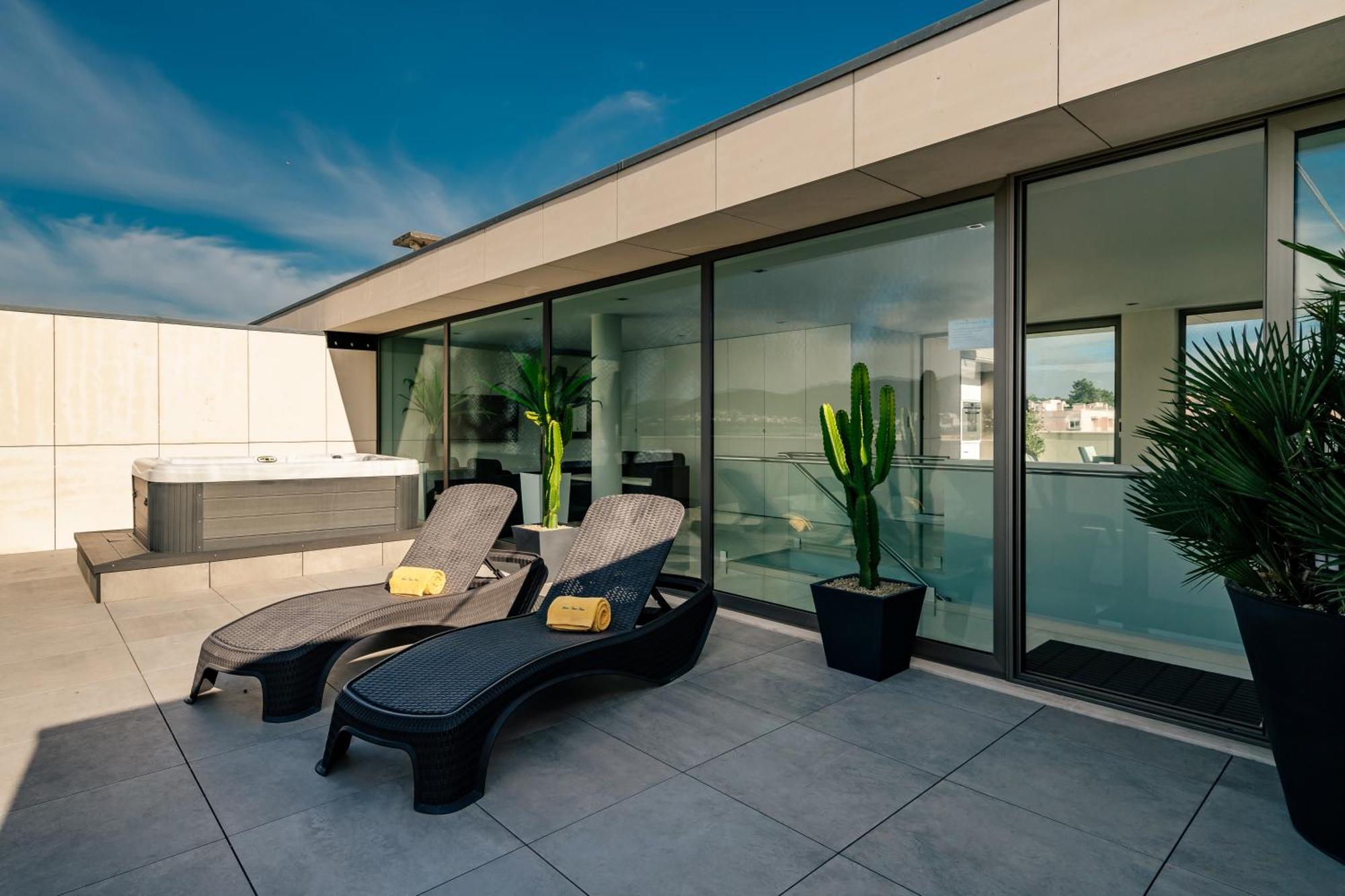 River Town View - Luxury Apartment With Jacuzzi On Terrace 비아나도카스텔로 외부 사진