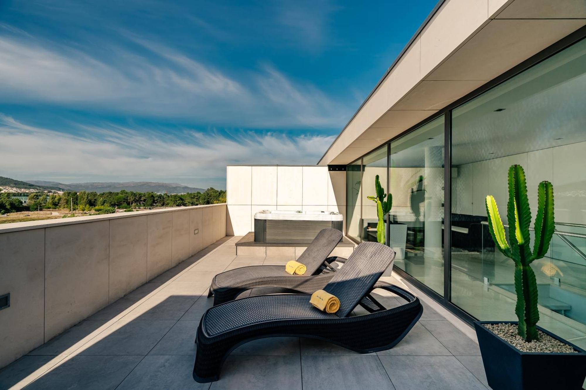 River Town View - Luxury Apartment With Jacuzzi On Terrace 비아나도카스텔로 외부 사진