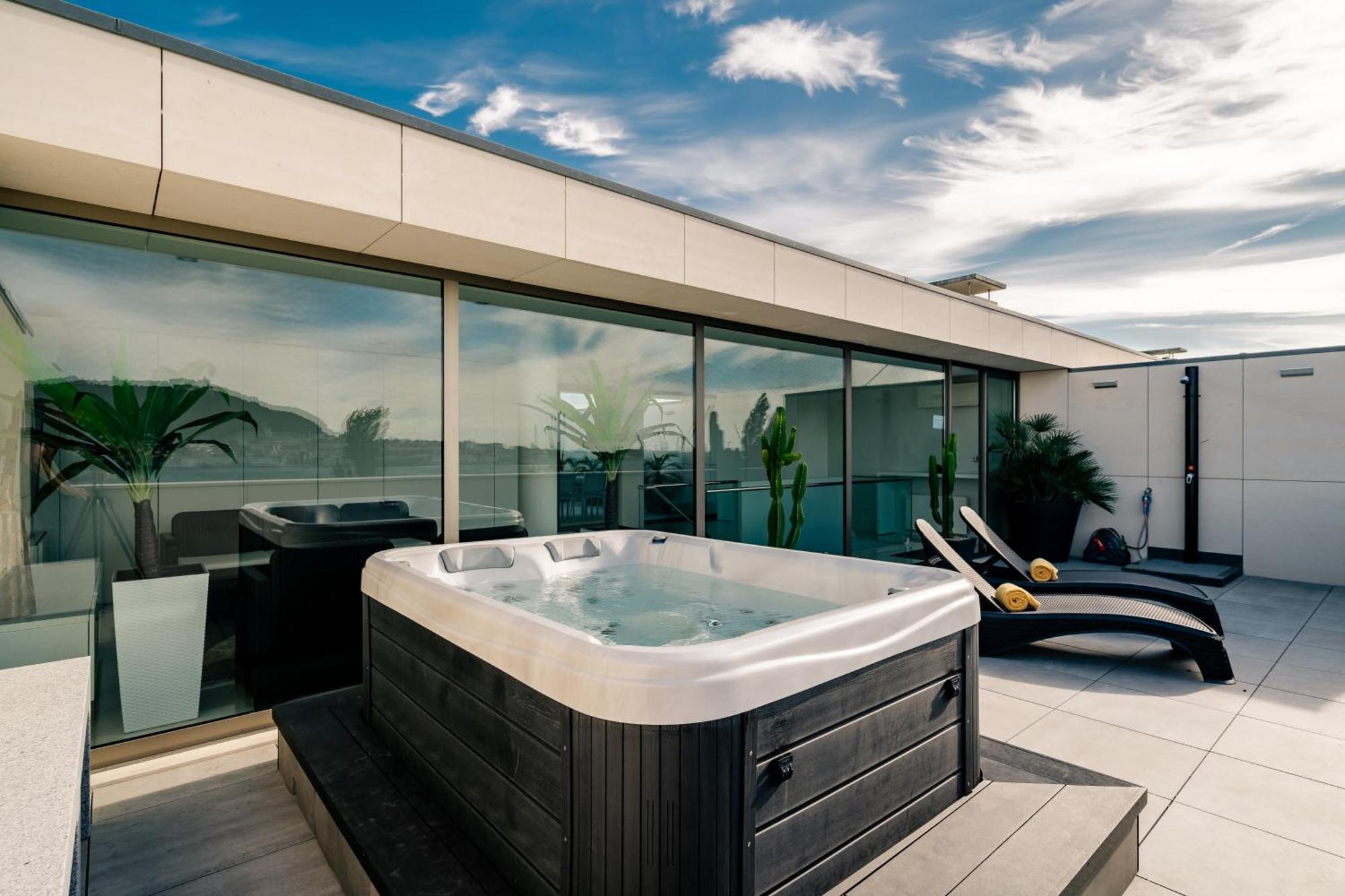 River Town View - Luxury Apartment With Jacuzzi On Terrace 비아나도카스텔로 외부 사진