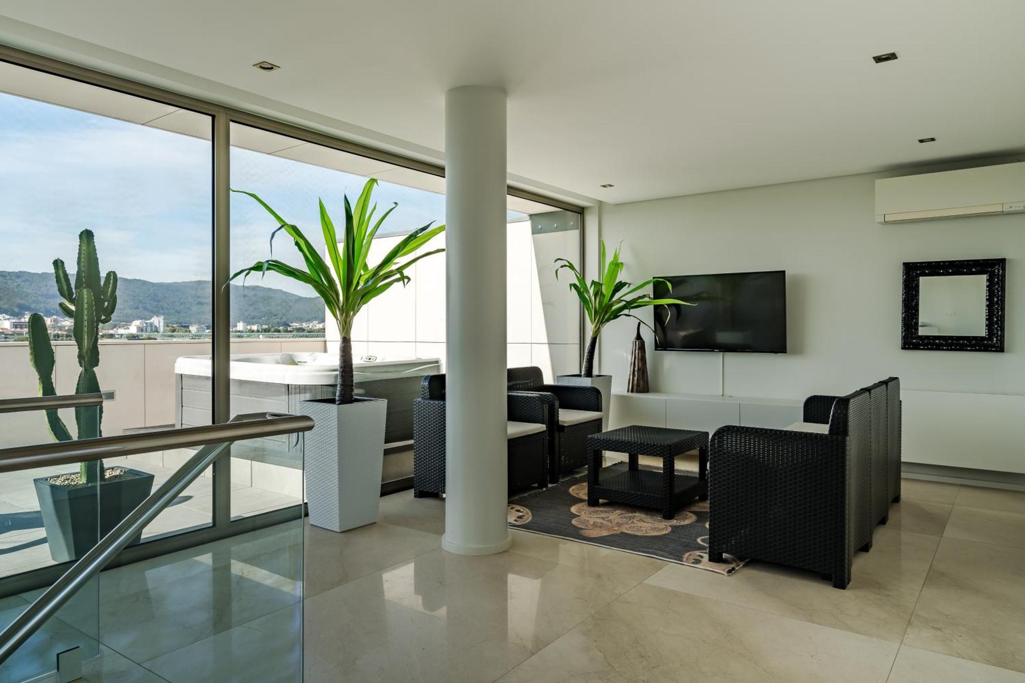 River Town View - Luxury Apartment With Jacuzzi On Terrace 비아나도카스텔로 외부 사진
