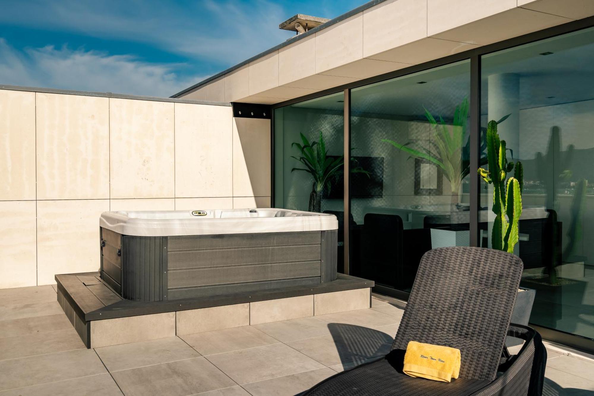 River Town View - Luxury Apartment With Jacuzzi On Terrace 비아나도카스텔로 외부 사진