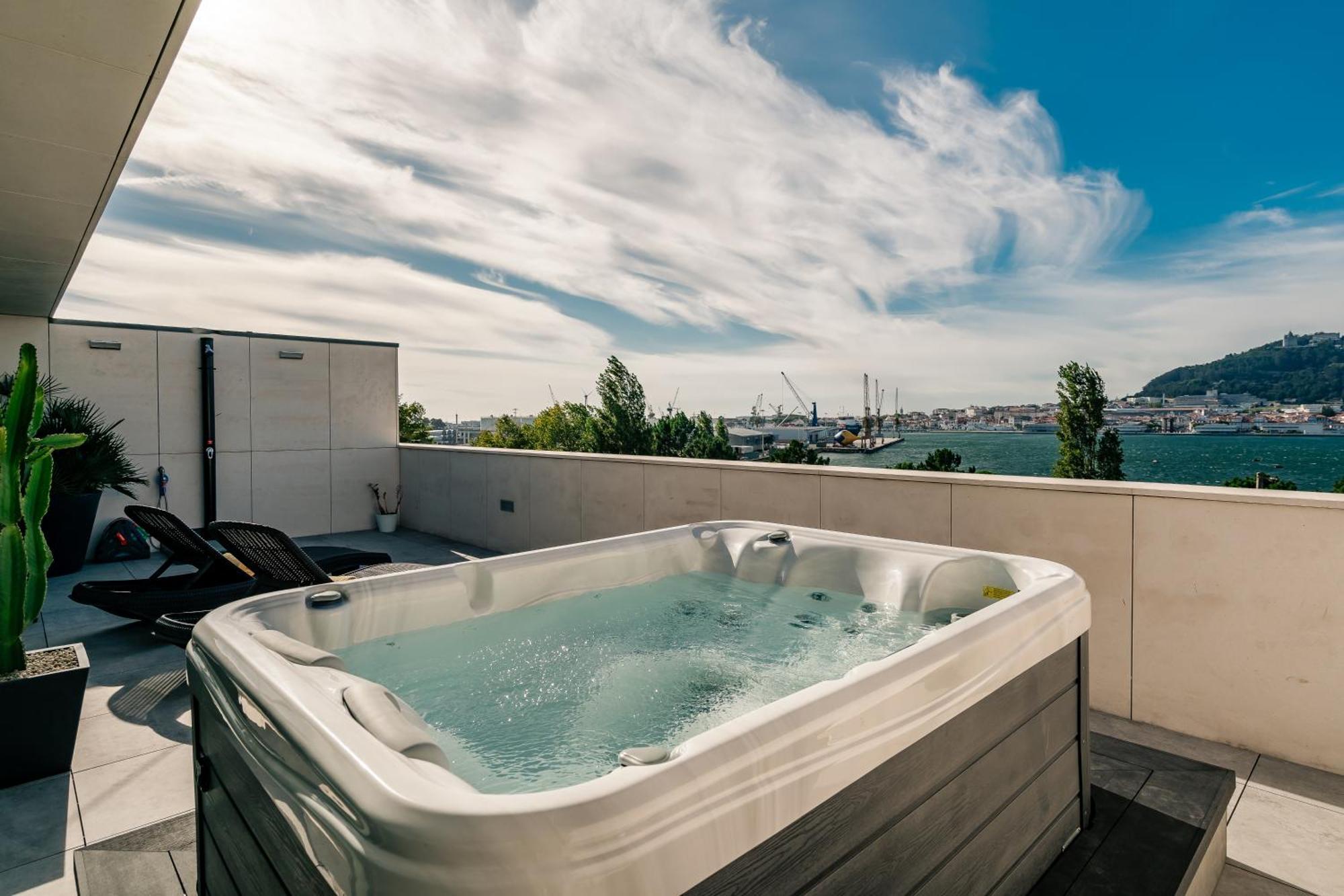 River Town View - Luxury Apartment With Jacuzzi On Terrace 비아나도카스텔로 외부 사진
